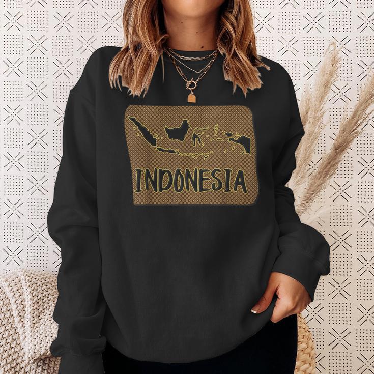 インドネシアの伝統的なバティックパターンの地図。 スウェットシャツ 彼女への贈り物