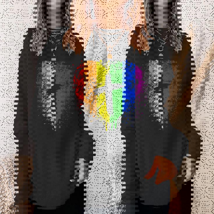 クロスのあるレインボー ハート、キリスト教の宗教的なゲイ プライド スウェットシャツ 彼女への贈り物