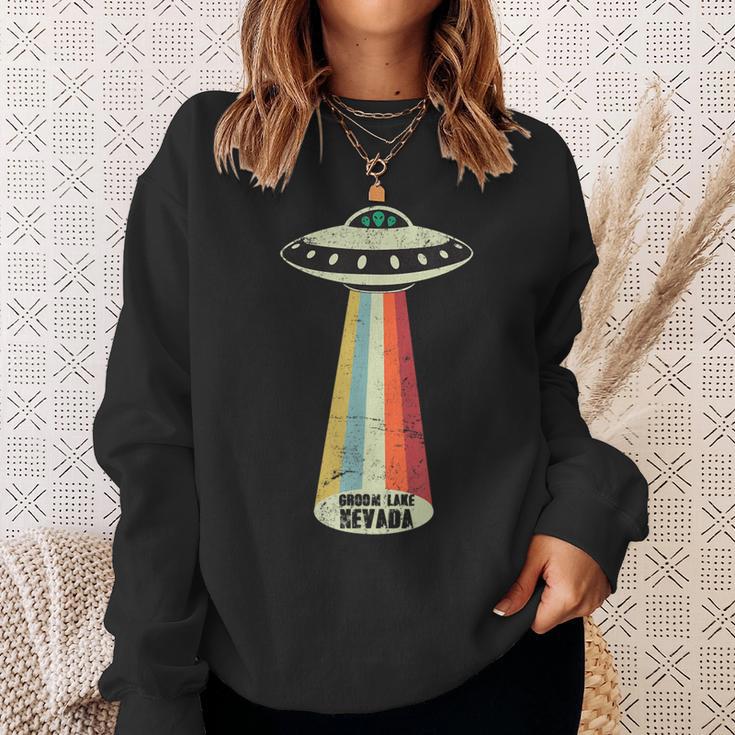グルームネバダ湖レトロトップシークレットエリア 51 Ufo Uap エイリアン スウェットシャツ 彼女への贈り物
