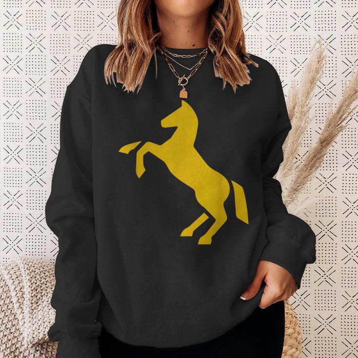 ゴールデンホースデザイン ファニーtシャツ かわいいスタリオン ゴールドギフト スウェットシャツ 彼女への贈り物