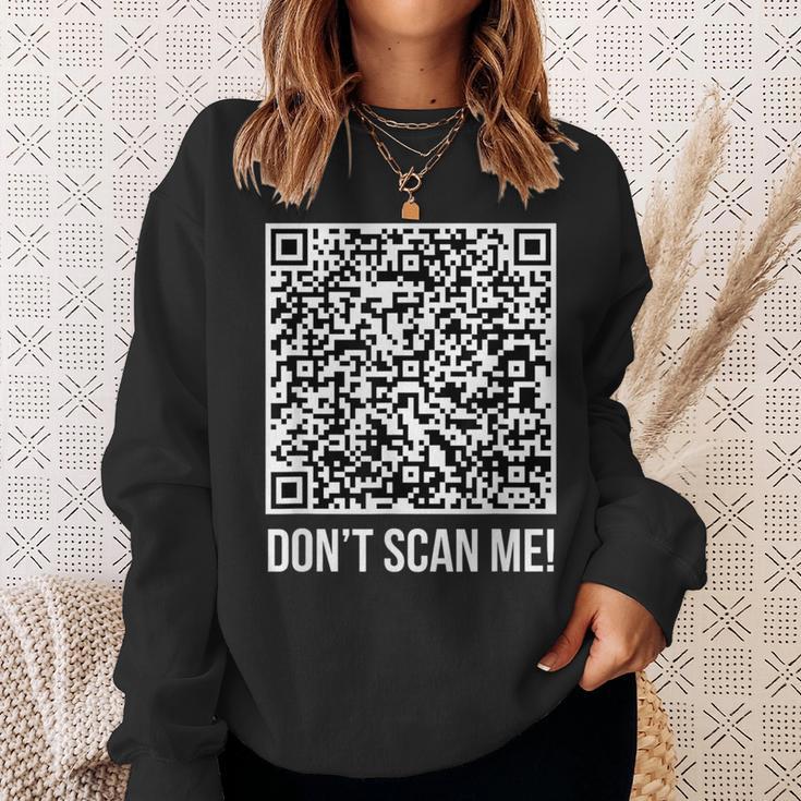 スキャンしないで！Qr スキャン・ミー・ジョーク・ファニー・ミドル・フィンガー スウェットシャツ 彼女への贈り物