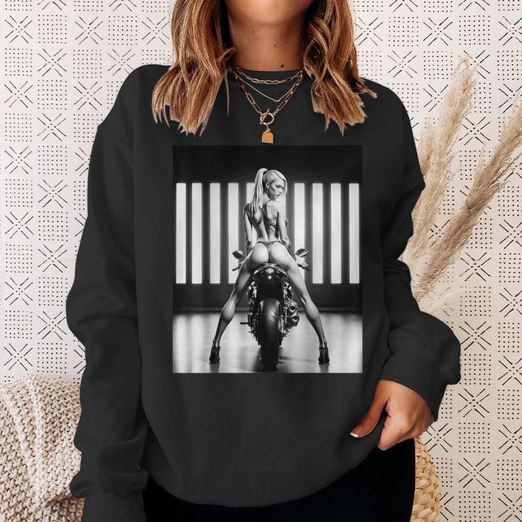 セクシーガールグラフィックtシャツ セクシーブロンドブーティモデルバイカーベイブ スウェットシャツ 彼女への贈り物