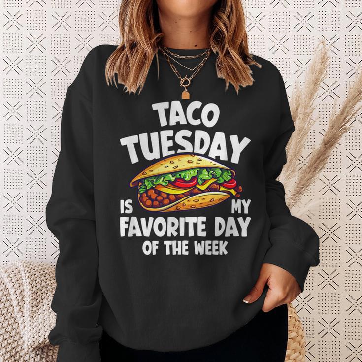 タコ・チューズデーは1週間のうちで一番好きな日 Taco Tuesday Is My Favorite Day スウェットシャツ 彼女への贈り物