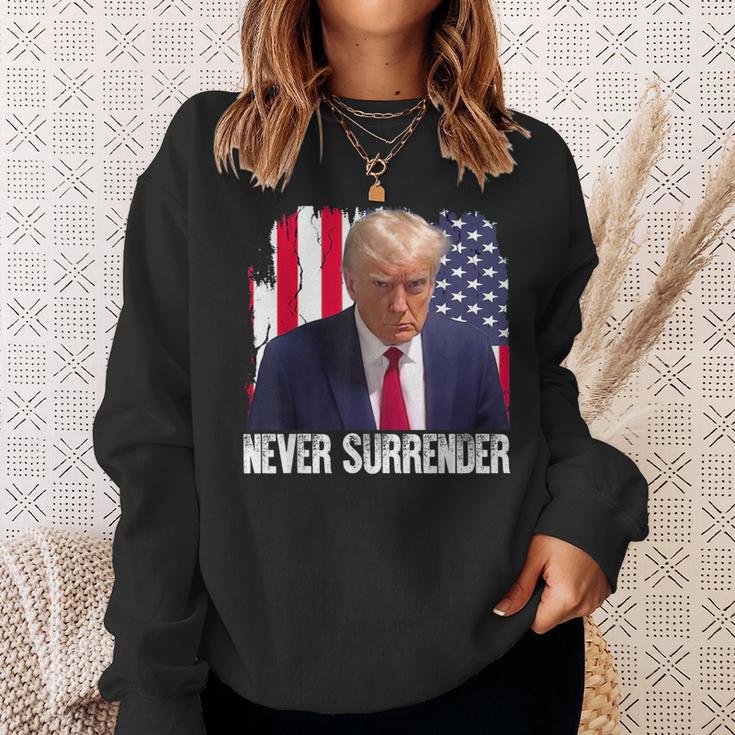 トランプは決して降伏しない 共和党大統領ドナルド・トランプ スウェットシャツ 彼女への贈り物