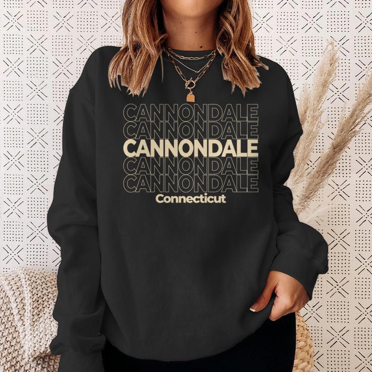 ビンテージキャノンデール、コネチカット州繰り返しテキスト 長袖tシャツ スウェットシャツ 彼女への贈り物