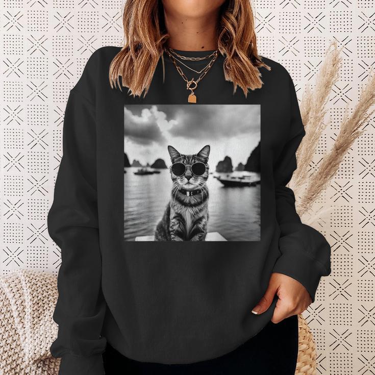 ベトナムのハロン湾でサングラスをかけた猫 スウェットシャツ 彼女への贈り物