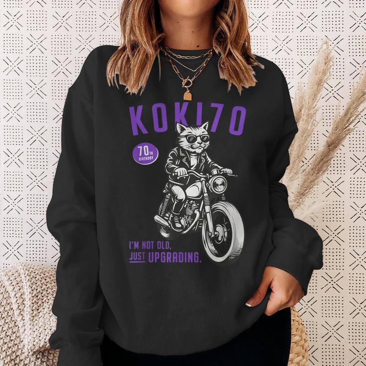 古希祝い バイク好き 猫好き 父 男性 クラシックバイク 70歳 I'm Not Old Just Upgrading スウェットシャツ 彼女への贈り物