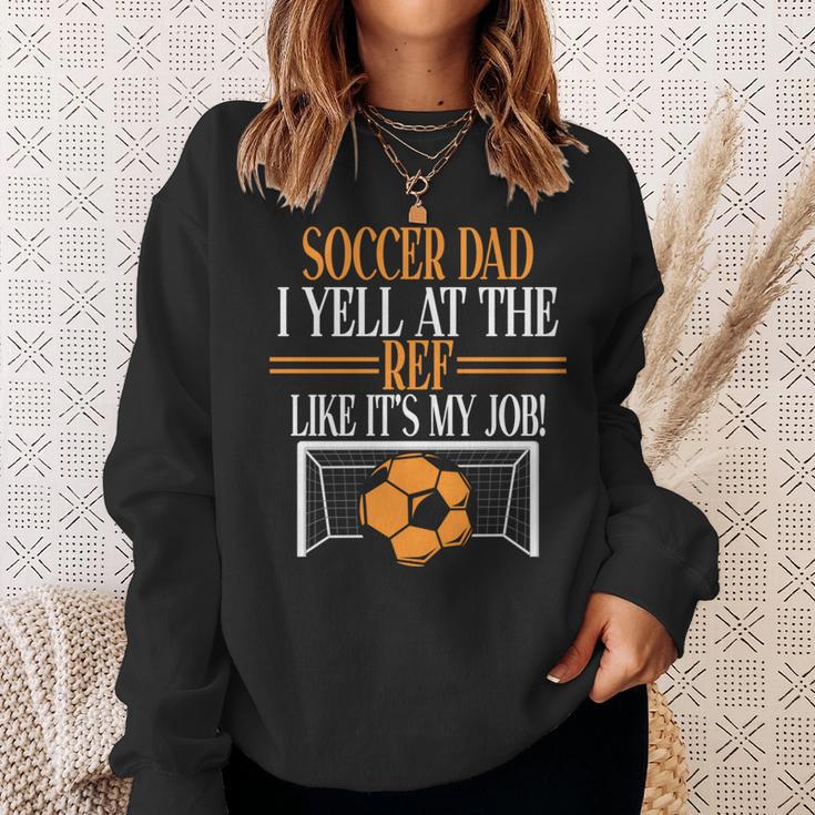 審判に自分の仕事みたいに怒鳴るよ。サッカーパパ。 長袖tシャツ スウェットシャツ 彼女への贈り物