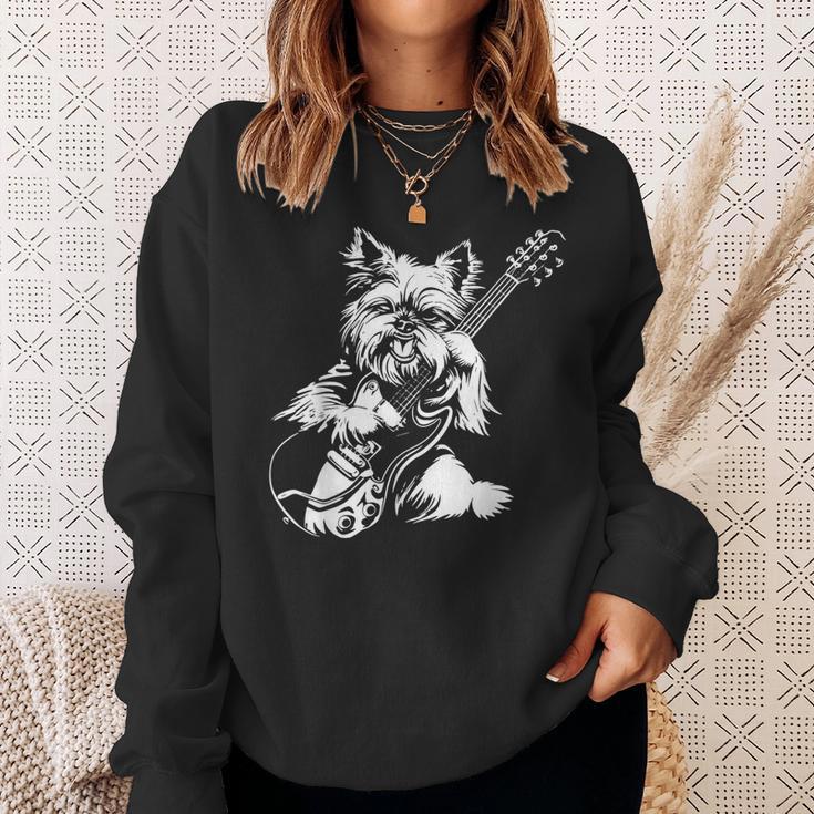 犬 ギタリスト ギター ティーカップ ヨーキー パパ ママ スウェットシャツ 彼女への贈り物
