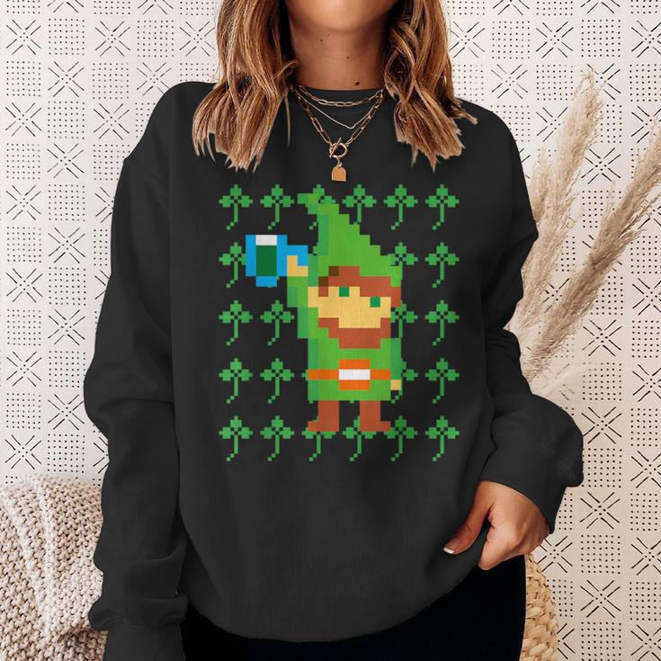 聖パトリックデー 乾杯 ピクセルアート シャムロック ドット絵 レトロゲーム スウェットシャツ 彼女への贈り物