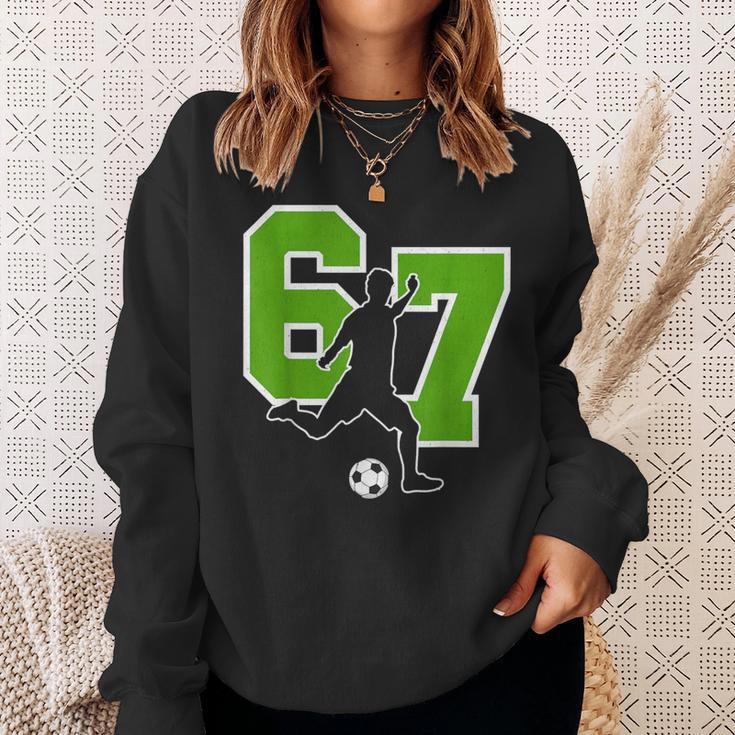 面白い67サッカー選手シックスセブンサッカースポーツチーム スウェットシャツ 彼女への贈り物