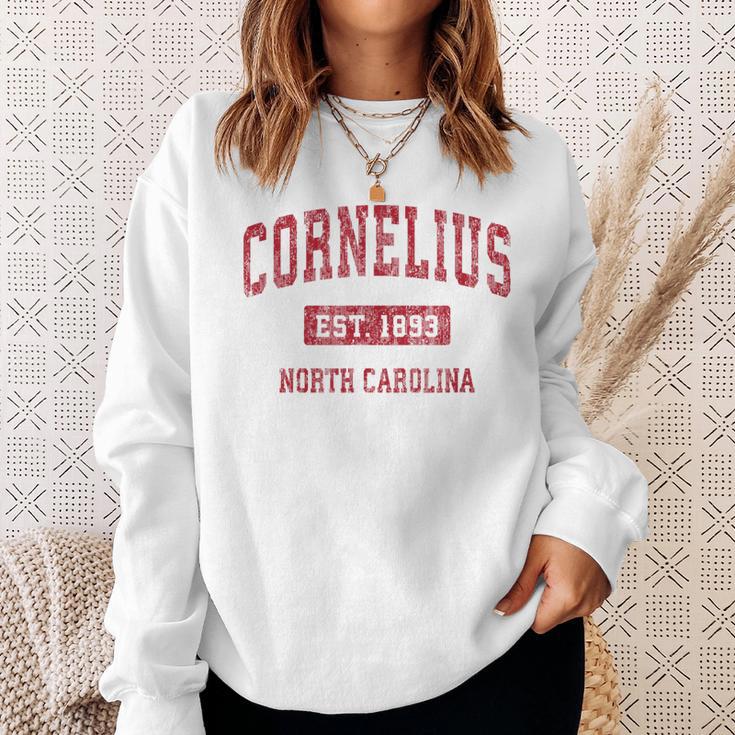 Cornelius North Carolina Nc ビンテージスポーツデザイン レッドデザイン スウェットシャツ 彼女への贈り物