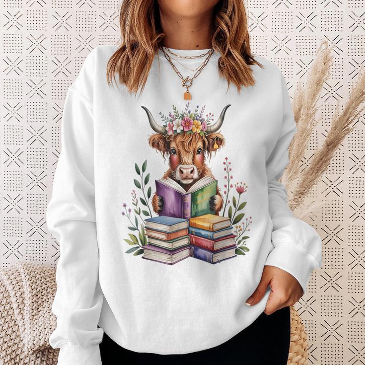Cute Highland Cow Library Bookworm Librarian Books Reading Sweatshirt Gifts for Her Cute Highland Cow Library Bookworm Librarian Books Reading Sweatshirt Gifts for Her
