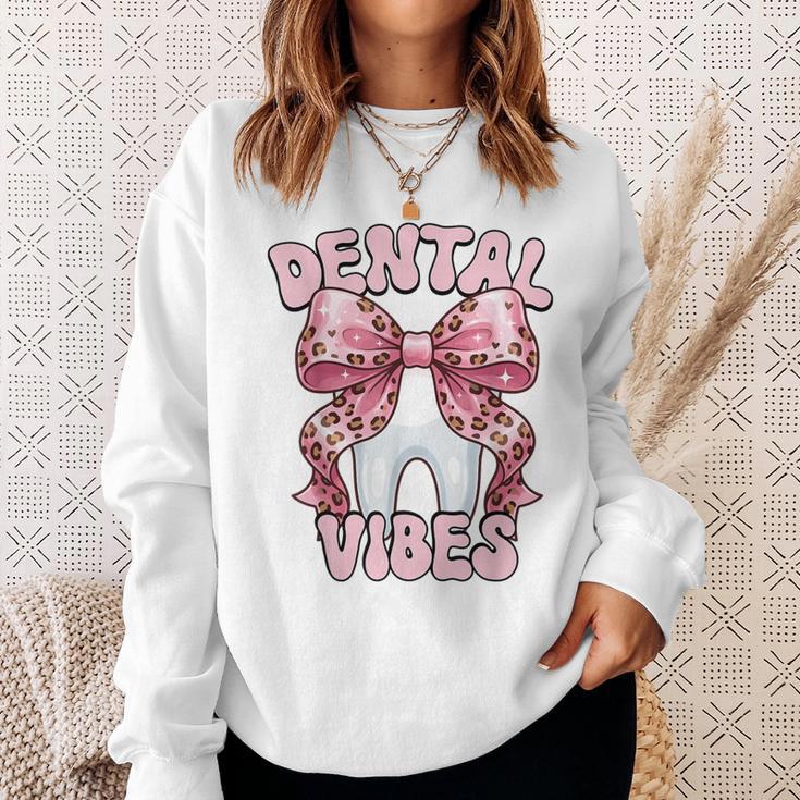 Dentalibes 歯 ピンク ヒョウ柄 弓 歯科医 スウェットシャツ 彼女への贈り物