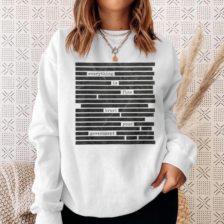 Everything Is Fine Trust Your Government 2026 スウェットシャツ 彼女への贈り物