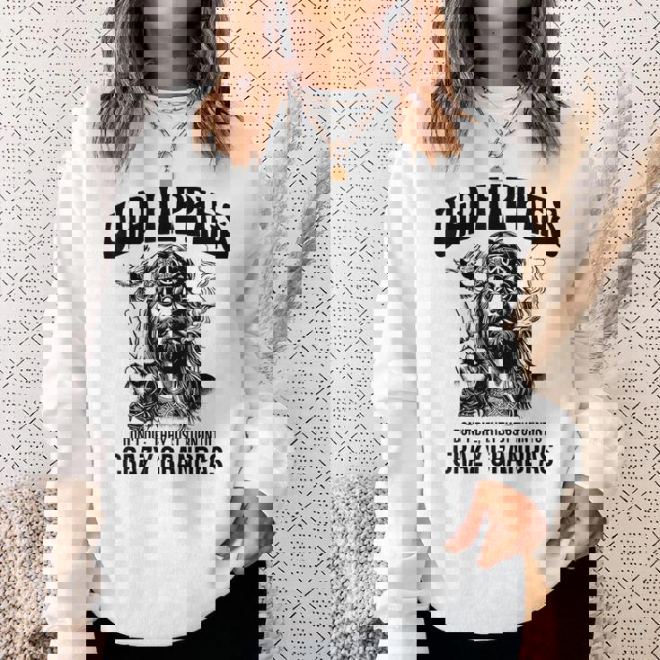 Old Hippies Don't Die They Turn Into Crazy Grandpas スウェットシャツ 彼女への贈り物