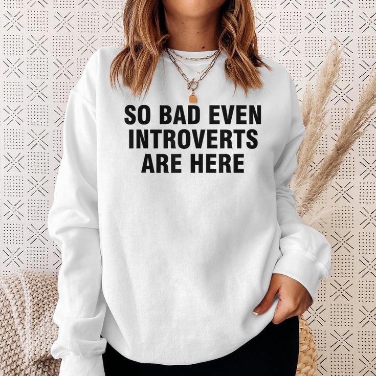 So Bad Even Inroverts Are Here スウェットシャツ 彼女への贈り物