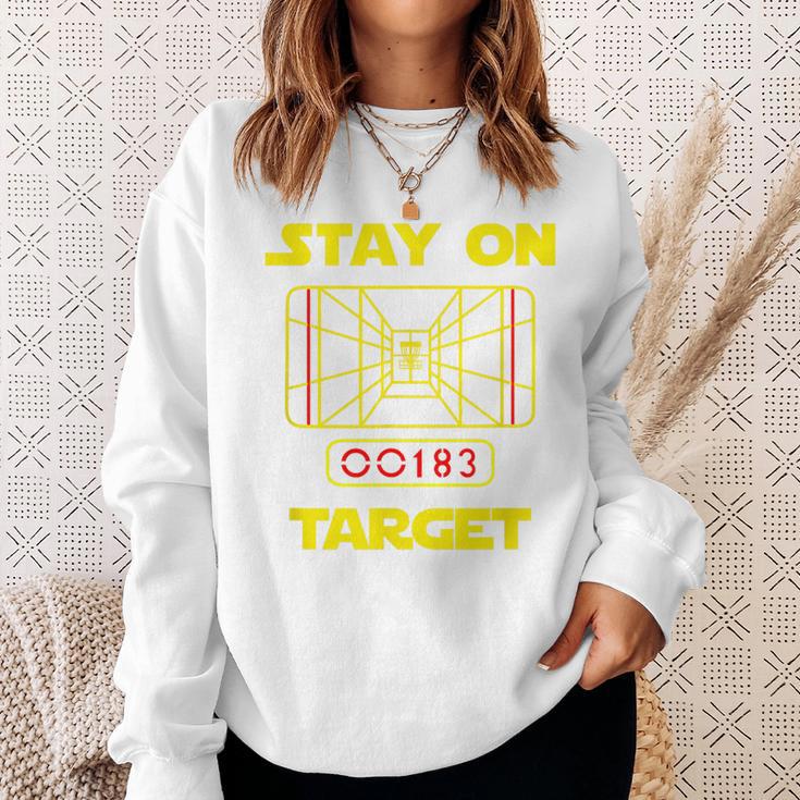 Stay On Target-ディスクゴルフtシャツ スウェットシャツ 彼女への贈り物