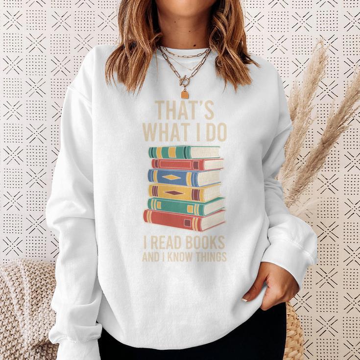 That's What i Do i Read Books And i Know Things Cute Graphic Sweatshirt Gifts for Her