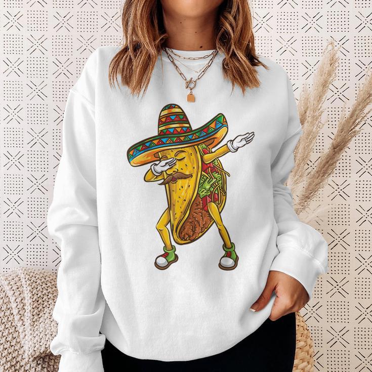 メキシコのタコスをダビングする Cinco De Mayo スウェットシャツ 彼女への贈り物
