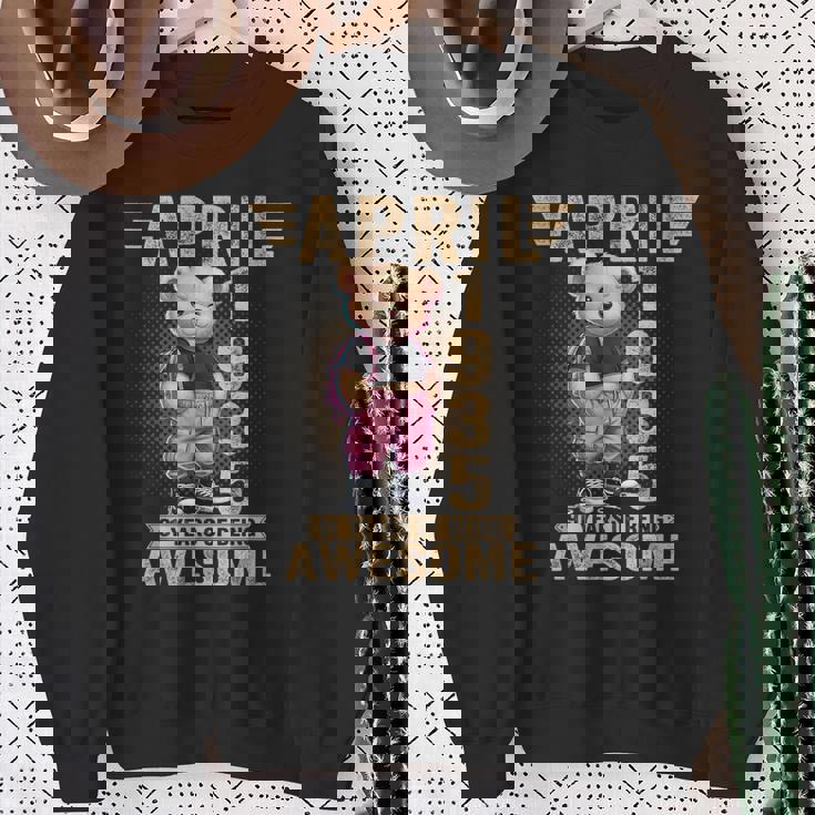 1935年4月 91歳の誕生日 91歳のテディベア Being Awesome スウェットシャツ 年配の女性への贈り物