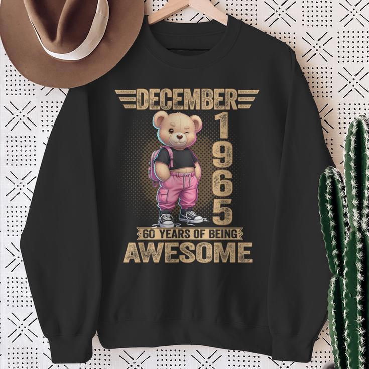 1965年12月 60歳の誕生日 60歳のテディベア Being Awesome スウェットシャツ 年配の女性への贈り物