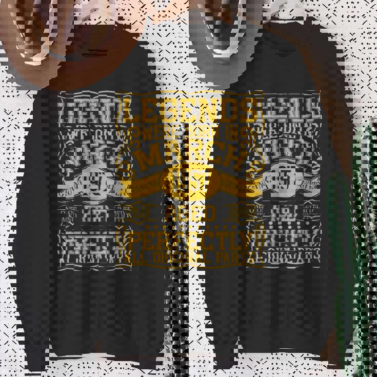 69歳の誕生日伝説は1957年3月に誕生しました。 スウェットシャツ 年配の女性への贈り物