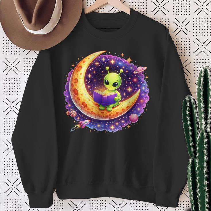 Alien Reading Book UFO Moon Space Astronomy Sweatshirt Gifts for Old Women