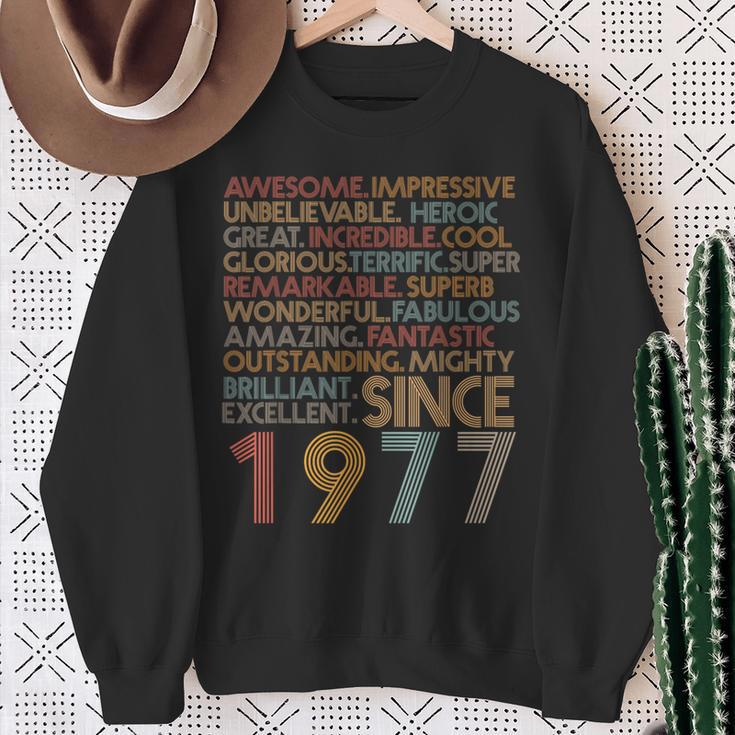 Awesomeince 1977 47Th Birthday Born In 1977 47 Years Old スウェットシャツ 年配の女性への贈り物