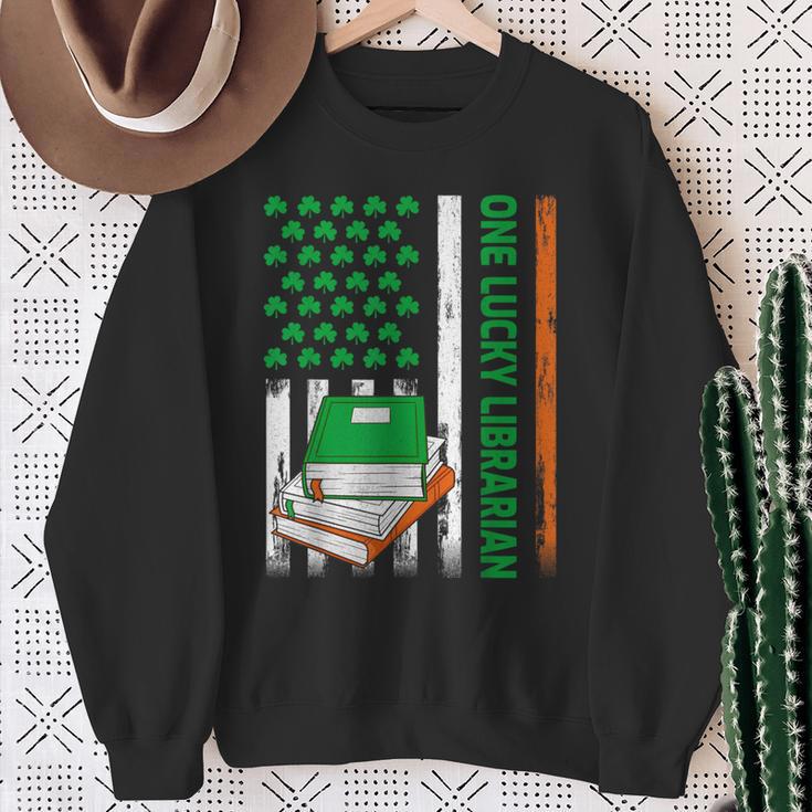 Books US American Flag One Lucky Librarian St Patrick's Day For Women Kids Men Sweatshirt Gifts for Old Women
