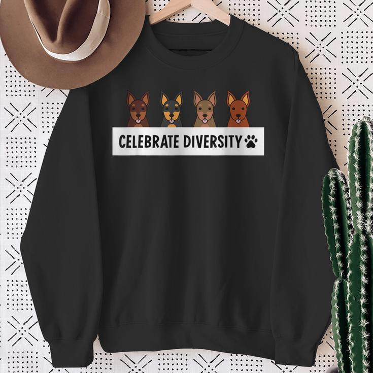 Celebrate Diversity ミニチュアピンシャー犬 スウェットシャツ 年配の女性への贈り物
