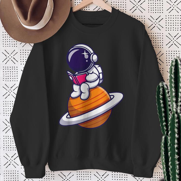 Cute Astronaut Read A Book Sweatshirt Gifts for Old Women Cute Astronaut Read A Book Sweatshirt Gifts for Old Women