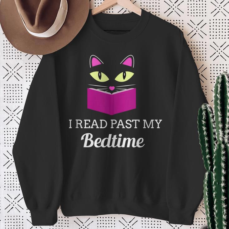Cute Cat Reading Book Lover Graphic Sweatshirt Gifts for Old Women