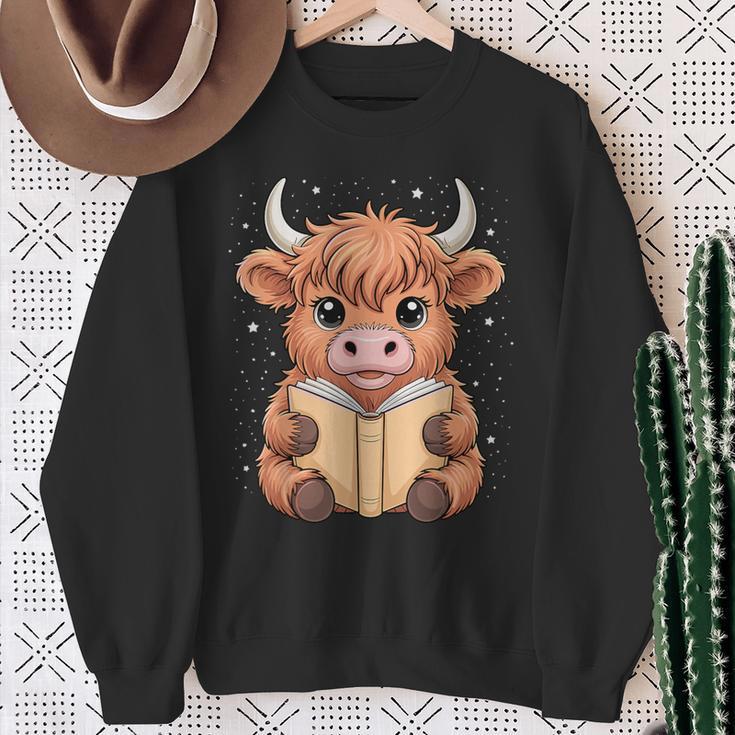 Cute Highland Cow Reading Book Sweatshirt Gifts for Old Women