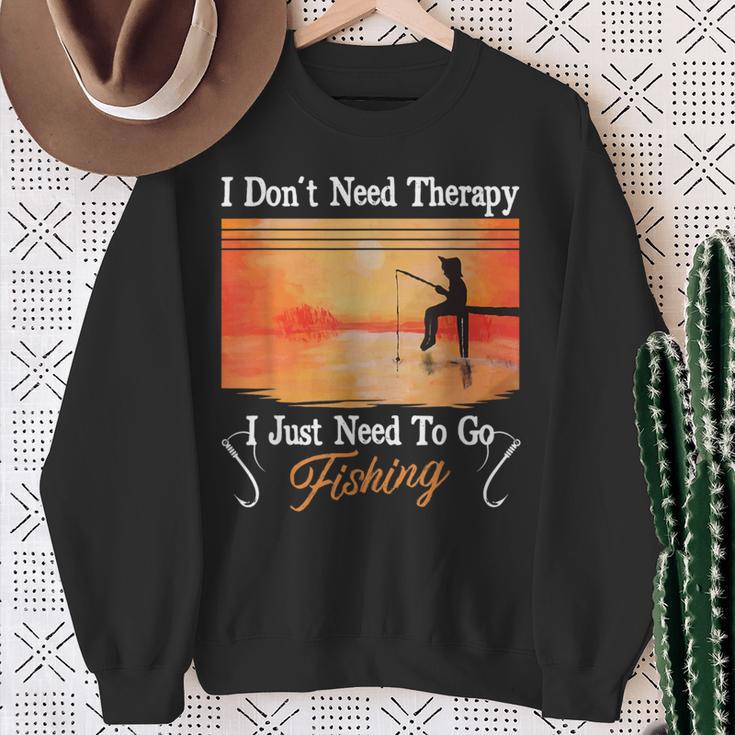 I Don't Need Therapy I Just Need Fishing スウェットシャツ 年配の女性への贈り物
