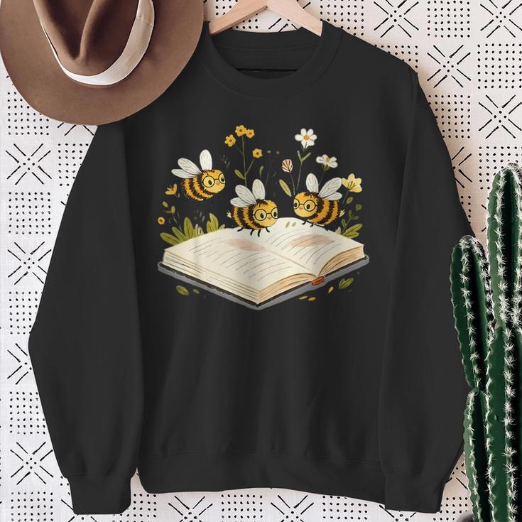 Floral Bumble Bee Reading Book Wildflower Bookish Librarian Sweatshirt Gifts for Old Women