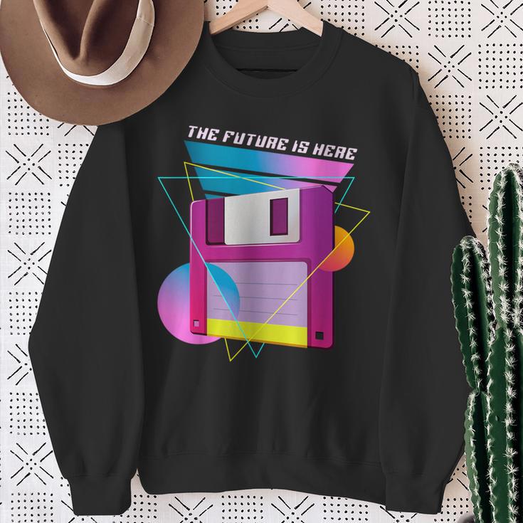 The Future Is Here フロッピーディスクディスクディスクレトロ80年代vaporwave スウェットシャツ 年配の女性への贈り物