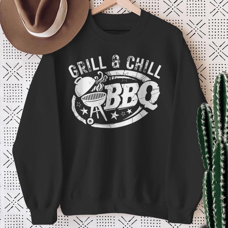 Grill And Chill おもしろbbqバーベキューシェフ 肉料理人 スウェットシャツ 年配の女性への贈り物
