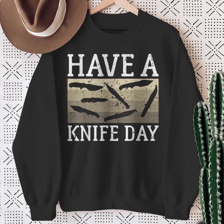 Have A Knife Day Knife Collector スウェットシャツ 年配の女性への贈り物