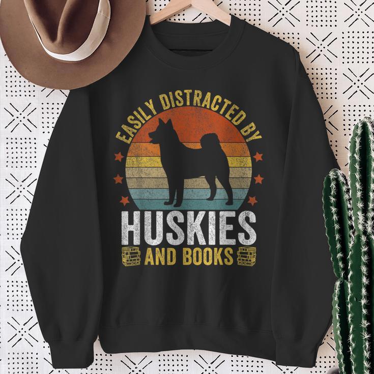 Huskies And Books Husky Mom Husky Dad Retro Vintage Reading Sweatshirt Gifts for Old Women