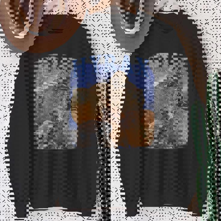 Hyrax Fire Meme Animal Lover ユーモア ロック ハイラックス スウェットシャツ 年配の女性への贈り物