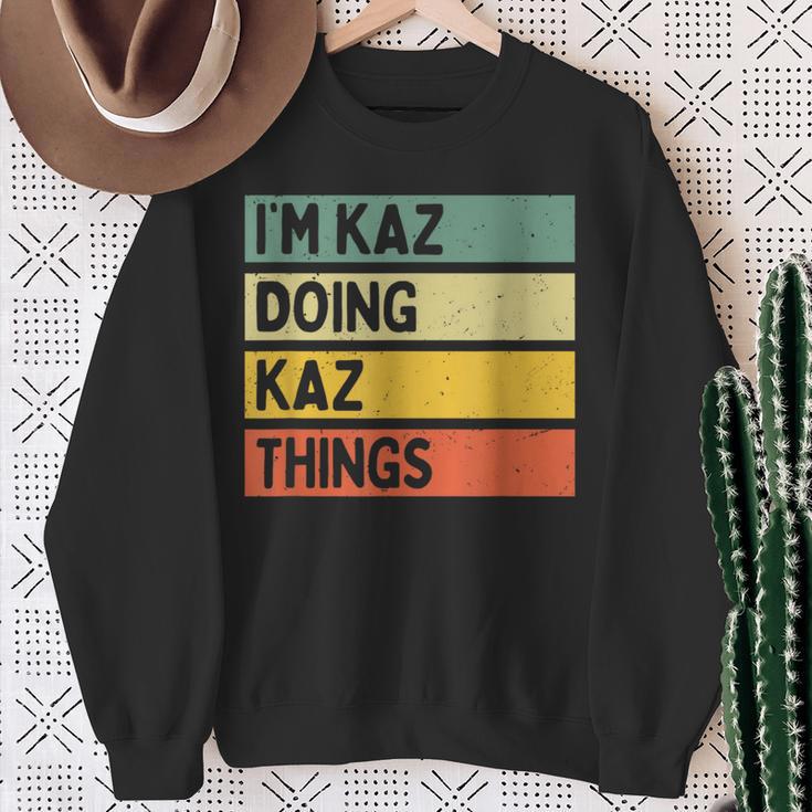 I'm Kaz Doing Kaz Things 面白い名言 スウェットシャツ 年配の女性への贈り物