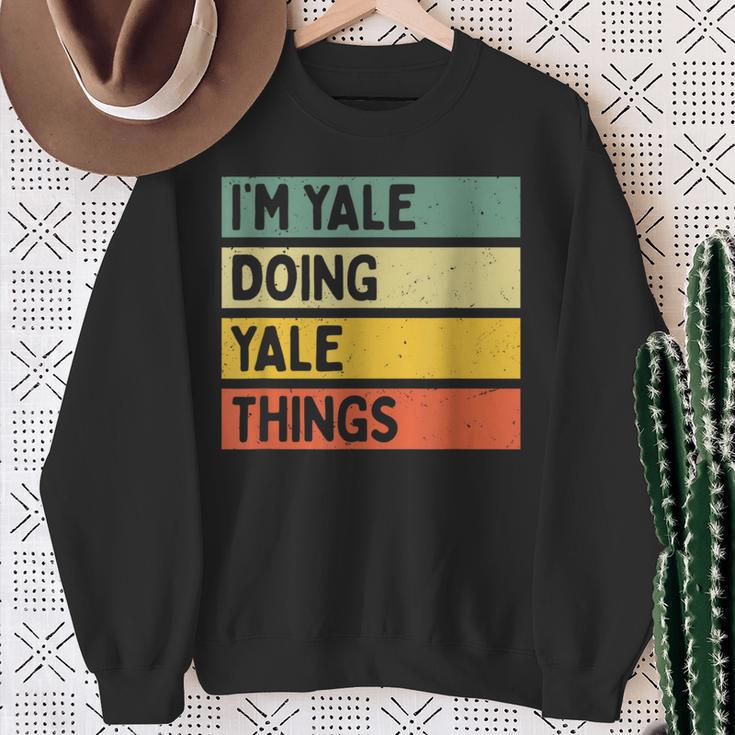 I'm Yale Doing Yale Things 面白い名言 スウェットシャツ 年配の女性への贈り物