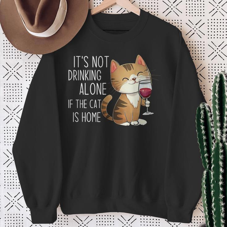 It's Not Drinking Alone If The Cat Is Home 面白い猫とワイン スウェットシャツ 年配の女性への贈り物