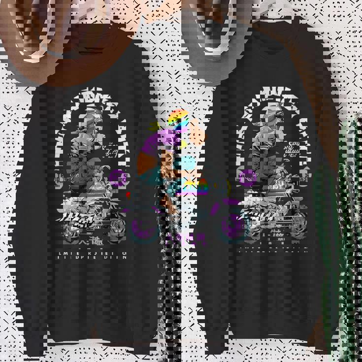 Life Is A Monkey Bike Fun ビンテージ バイカー プライドエディション スウェットシャツ 年配の女性への贈り物