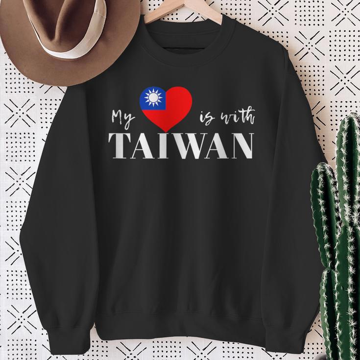 I Love Taiwan Flag Taiwan's Pride Itand With Taiwan Heart スウェットシャツ 年配の女性への贈り物
