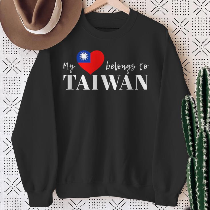 I Love Taiwan 国旗 台湾 台湾 プライド Roc 台北 ハート スウェットシャツ 年配の女性への贈り物