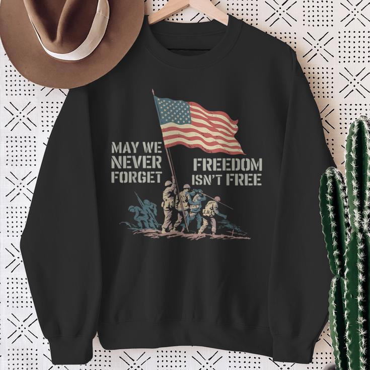 May We Never Forget Freedom Isnt Free アメリカ国旗 ベテラン スウェットシャツ 年配の女性への贈り物
