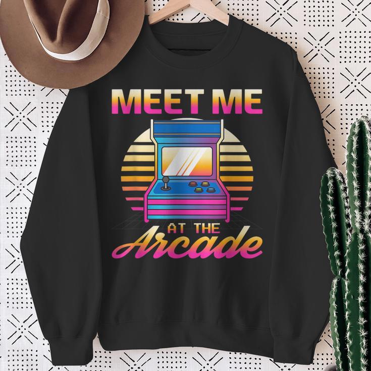 Meet Me At The Arcade Gameraporwave レトロビデオゲーム ゲーマービデオゲーム スウェットシャツ 年配の女性への贈り物