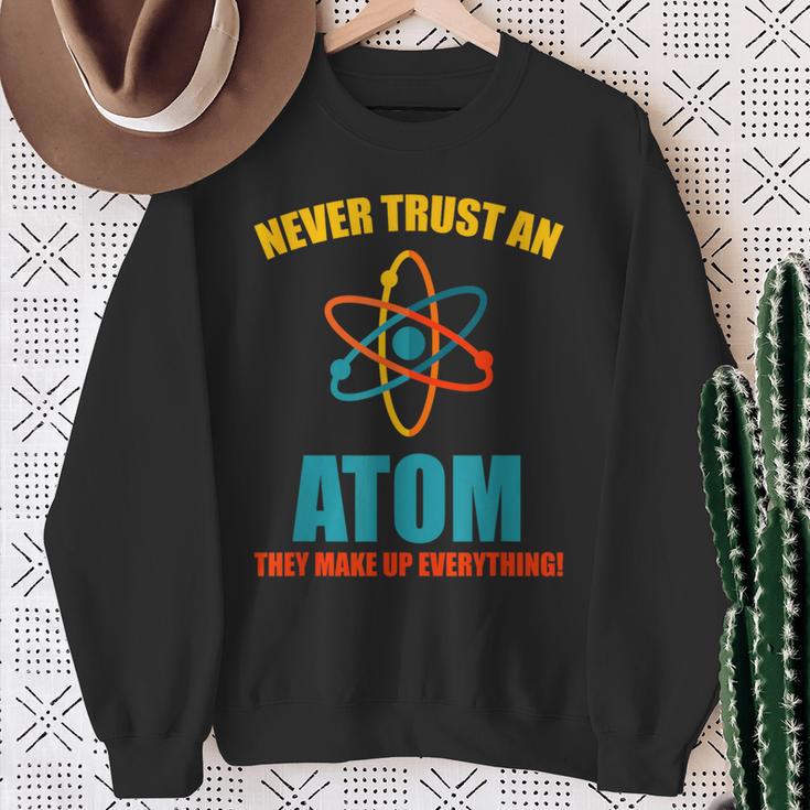 Never Trust An Atom グラフィック皮肉tシャツ スウェットシャツ 年配の女性への贈り物